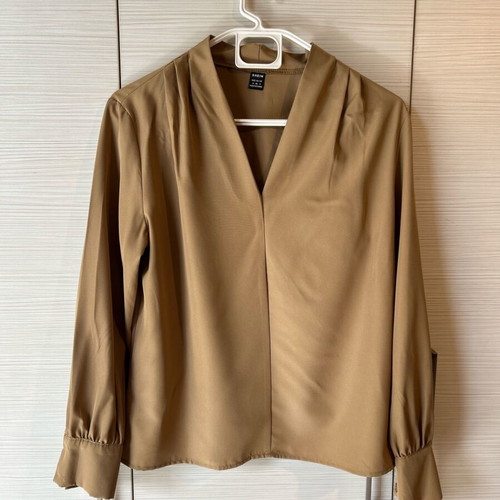 Brown blouse with V neckline new, size S