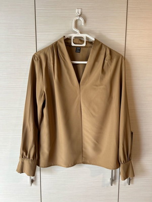 Brown blouse with V neckline new, size S
