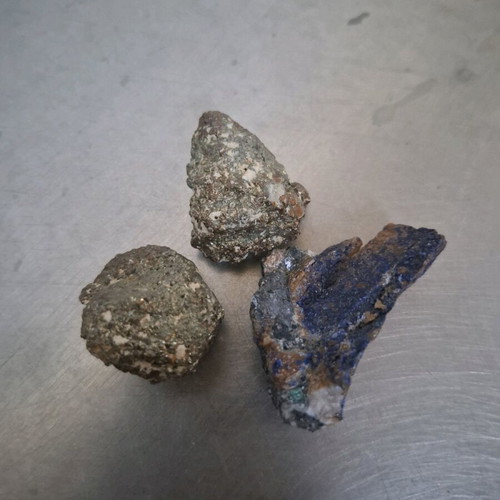 Rocks with metals like new condition