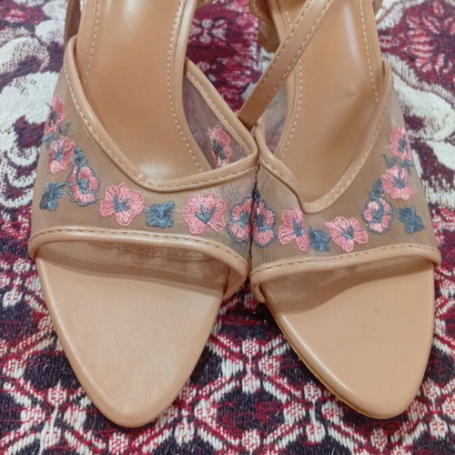 Sandal size 39 like new, ankle strap, slight damage