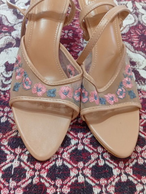 Sandal size 39 like new, ankle strap, slight damage