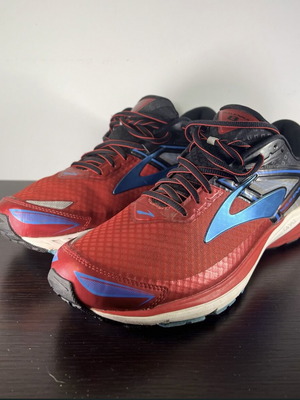 Brooks running shoes men's EU 45.5 used red mesh blue logo