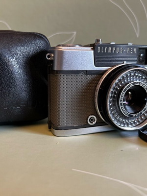 Olympus Pen EE-3 camera like new with flash 28mm F3.5 lens