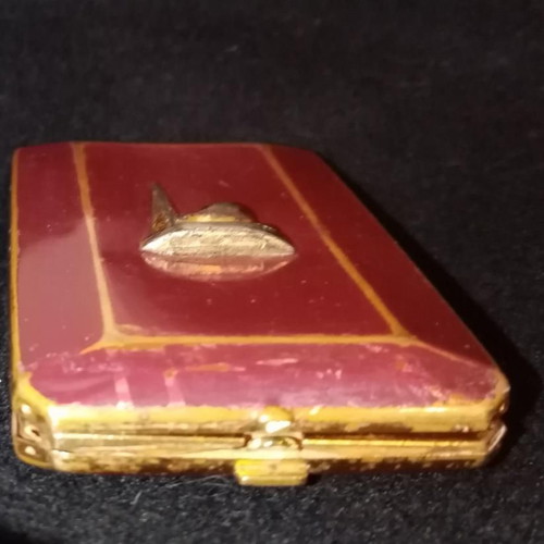 Vintage Art Deco rouge compact by VANSTYLE used with mirror