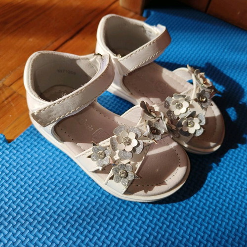 Sandals No 22 like new, decorated with flowers and glitter