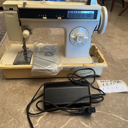 Singer sewing machine, full extras