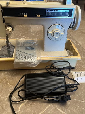 Singer sewing machine, full extras