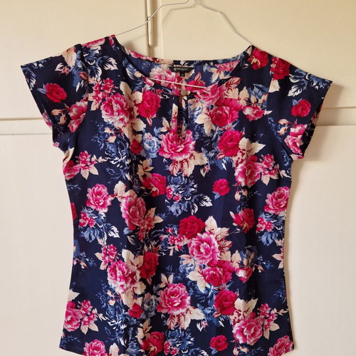 Floral short-sleeve blouse Small, like new, blue and red