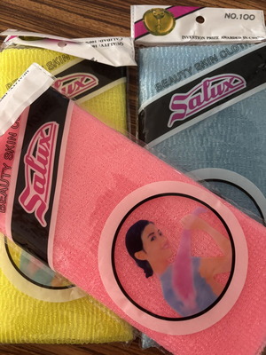 Body exfoliating sponge new, available in pink and yellow
