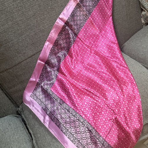 Scarf 90x90 in like new condition, high quality, very soft