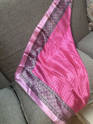 Scarf 90x90 in like new condition, high quality, very soft