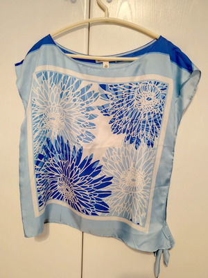 Banana Republic Silk Blouse like new, floral blue turquoise