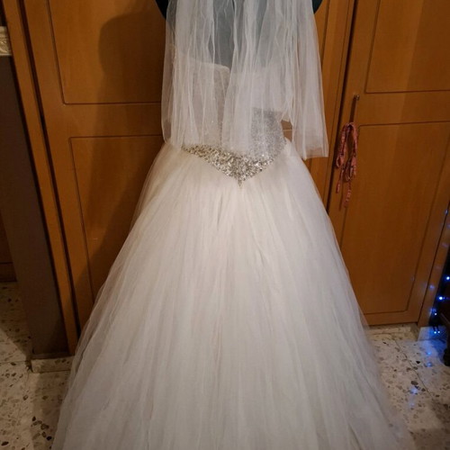 Romantic Wedding Dress Size S-M White Like New with Veil and Storage Case