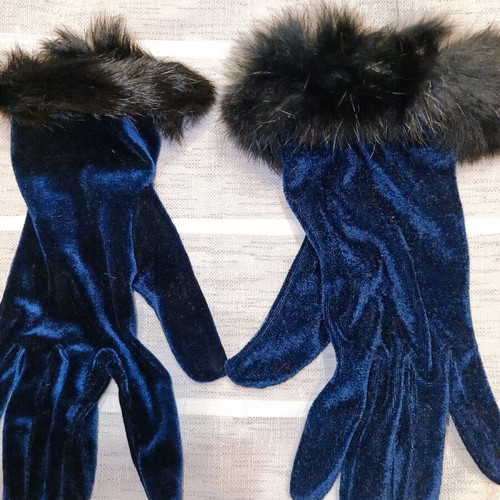 Velvet gloves with eco fur medium, like new, blue
