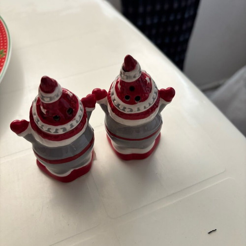 Salt and pepper shakers shaped like Santa Claus like new