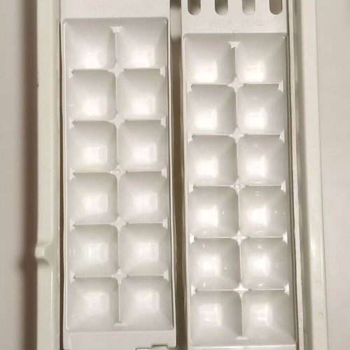 Samsung refrigerator ice tray like new