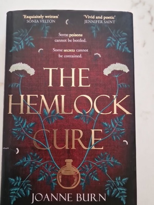 The Hemlock Cure hardcover book like new, English