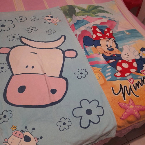 Beach towels like new, 2 large with vibrant colors