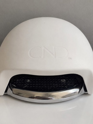 CND UV/LED λάμπα πολυμερισμού σαν καινούργιο για ημιμόνιμο και gel