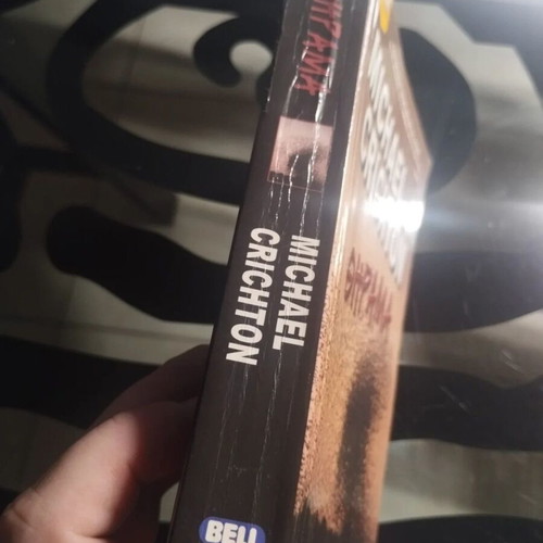 Thriller book Θήραμα by Michael Crichton like new, Greek edition
