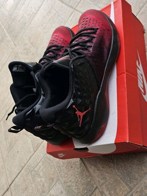 Jordan sneakers like new, size 47.5, black and red