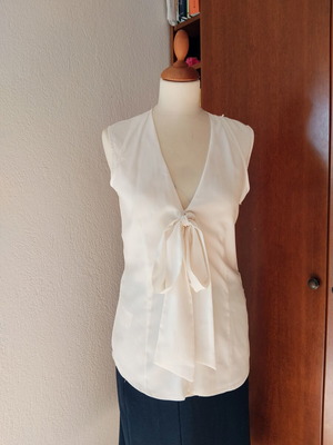 White sleeveless blouse with bow, size S, like new