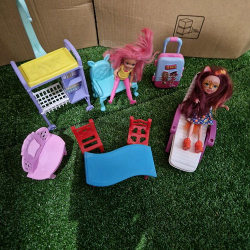 Σετ έπιπλα και μικρές Barbie σαν καινούργιο