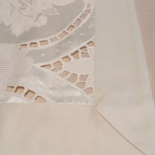 Set of 7 satin tablecloths and napkins cream new