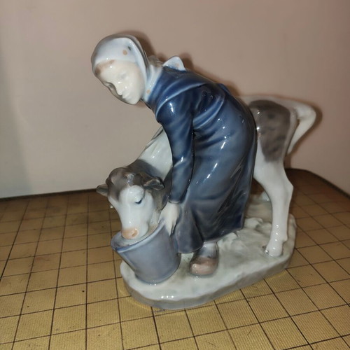 Royal Copenhagen #779 Girl Feeding Calf porcelain figure like new