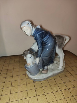 Royal Copenhagen #779 Girl Feeding Calf porcelain figure like new