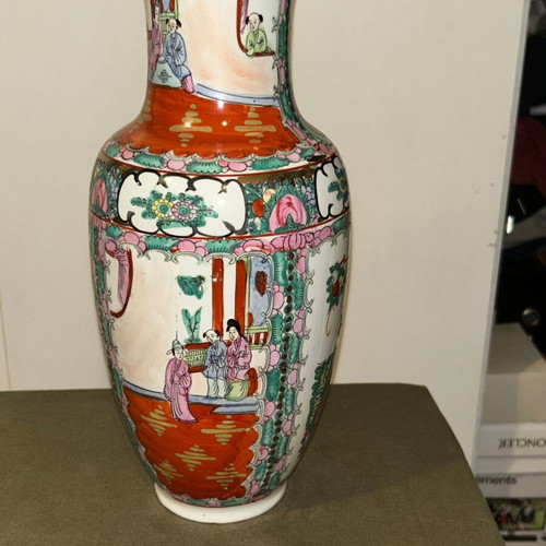 Vintage Chinese Rose Medallion porcelain vase, like new, 33 cm
