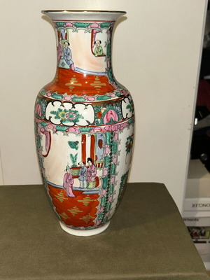 Vintage Chinese Rose Medallion porcelain vase, like new, 33 cm