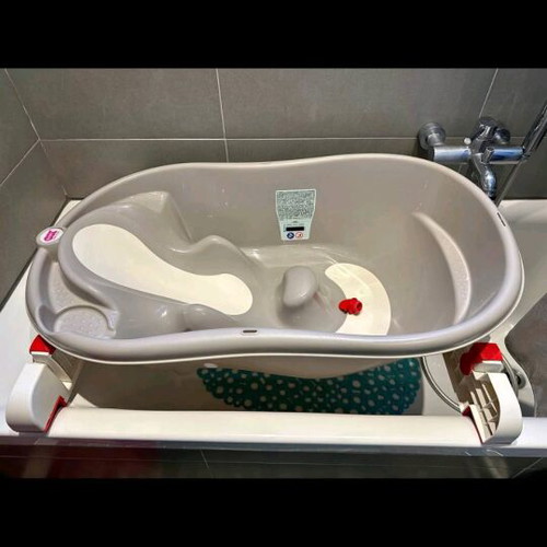 OK baby Onda baby bath tub like new with support bases and LCD thermometer