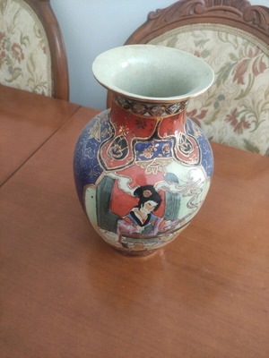 Chinese vase like new