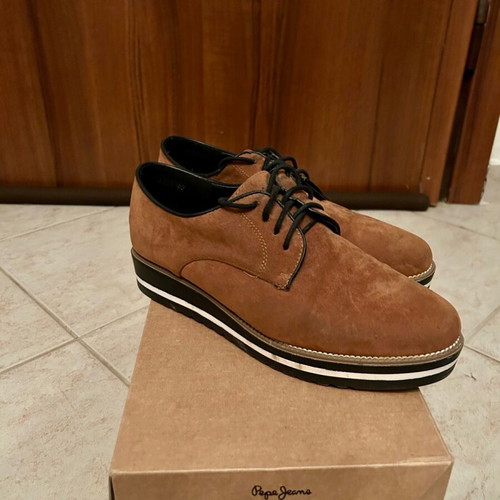 Women’s suede Oxford-style shoes like new, brown