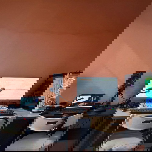 Ραδιοφωνικός ιντερνετικός σταθμός με εξοπλισμό και ιστοσελίδα σε λειτουργία