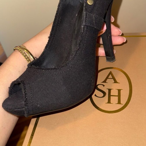 Ash pumps like new, black, size 39