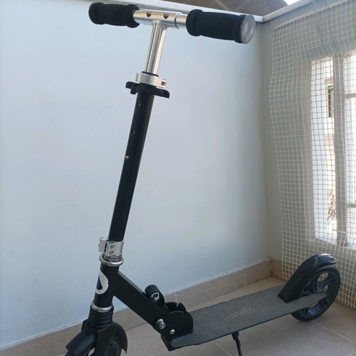 Lionelo scooter like new with foldable design and adjustable handlebar