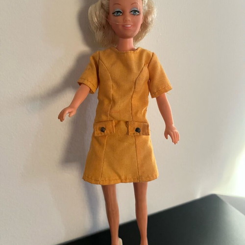 Barbie Twist and Turn 1983 like new with 3 clothing sets, hat and shoes