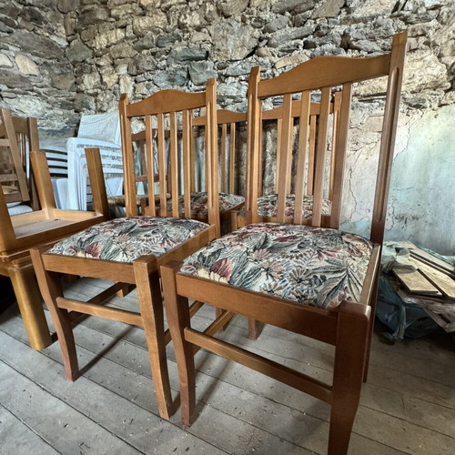 Wooden extendable round dining table set with 4 chairs like new