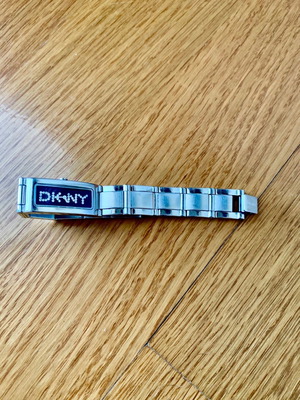 Дамски часовник DKNY употребяван с цирконии на циферблата