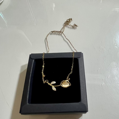 Rose necklace gold color like new