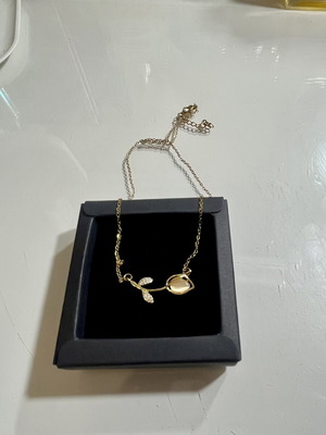 Rose necklace gold color like new