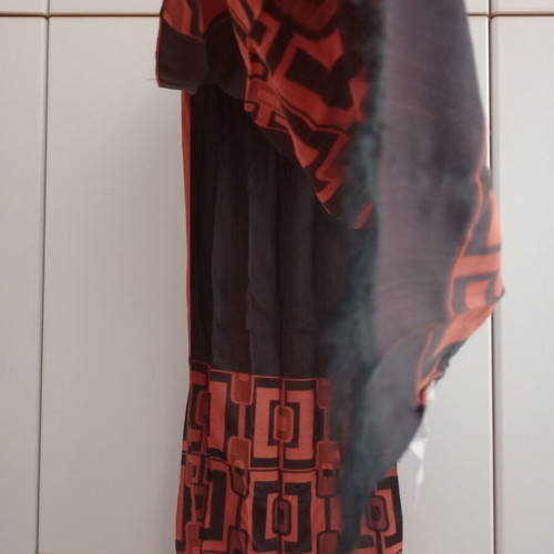 Toi&Moi scarf like new with geometric patterns and fringes