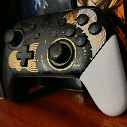 Nintendo Switch Pro Controller Zelda Tears of the Kingdom like new