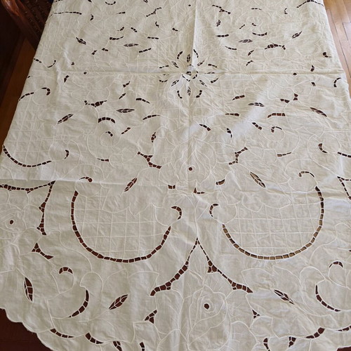 Cutwork tablecloth 160 centimeters like new