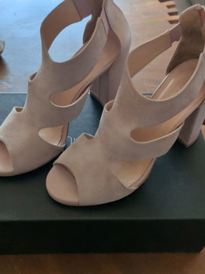 Disollo pumps size 37 like new, nude leather with zipper