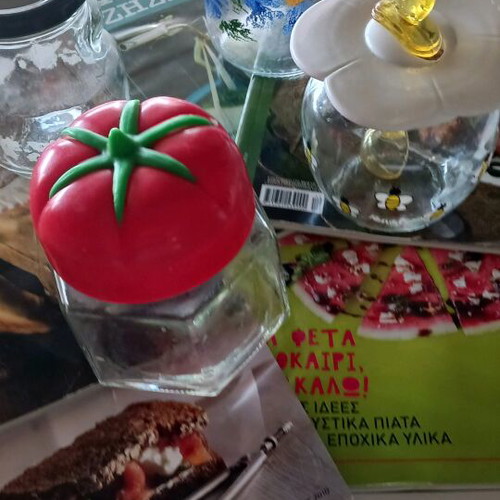 Set of 4 glass jars like new with 5 cooking magazines gift