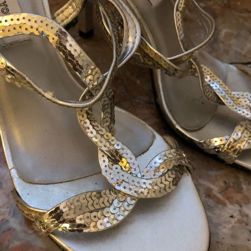 Women's shoe like new with heel and strap