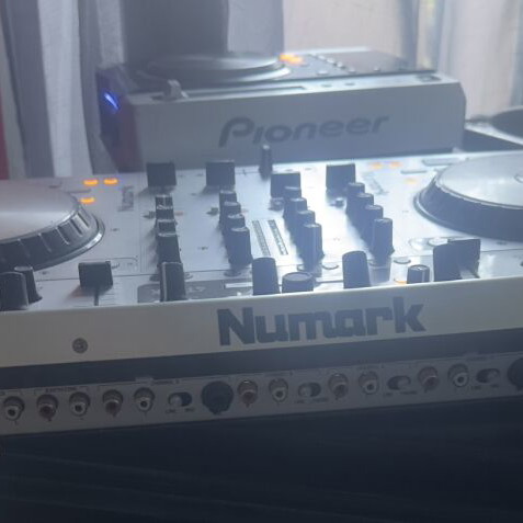 Numark 4TRAK DJ controller new with jog wheels